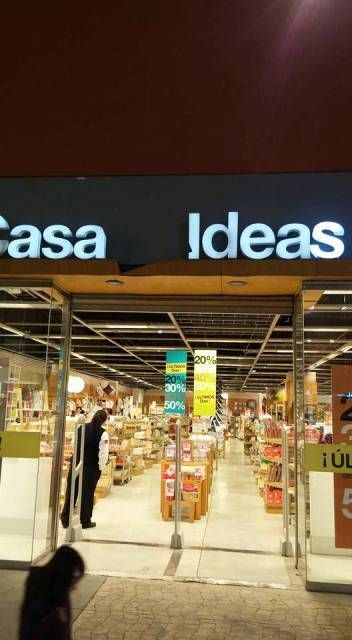 Entrada de una tienda con el letrero 
