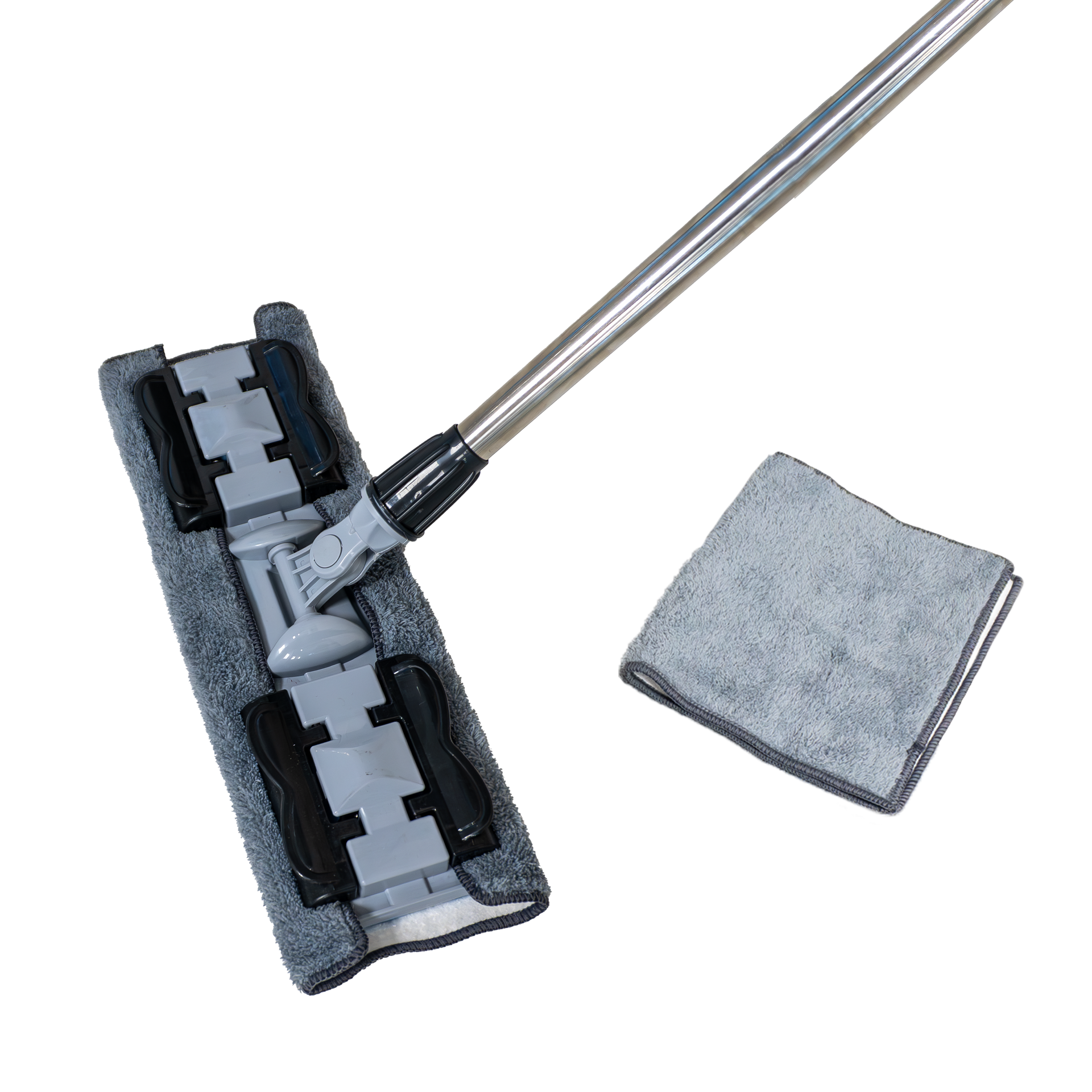 Een grijze platte dweil met een lange metalen steel, vergezeld van een bijpassende microvezeldoek.