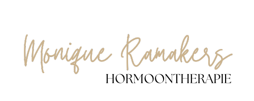 Logo voor Monique Ramakers Hormoontherapie, met haar naam in een lichtgekleurd cursief schrift boven blokletters.
