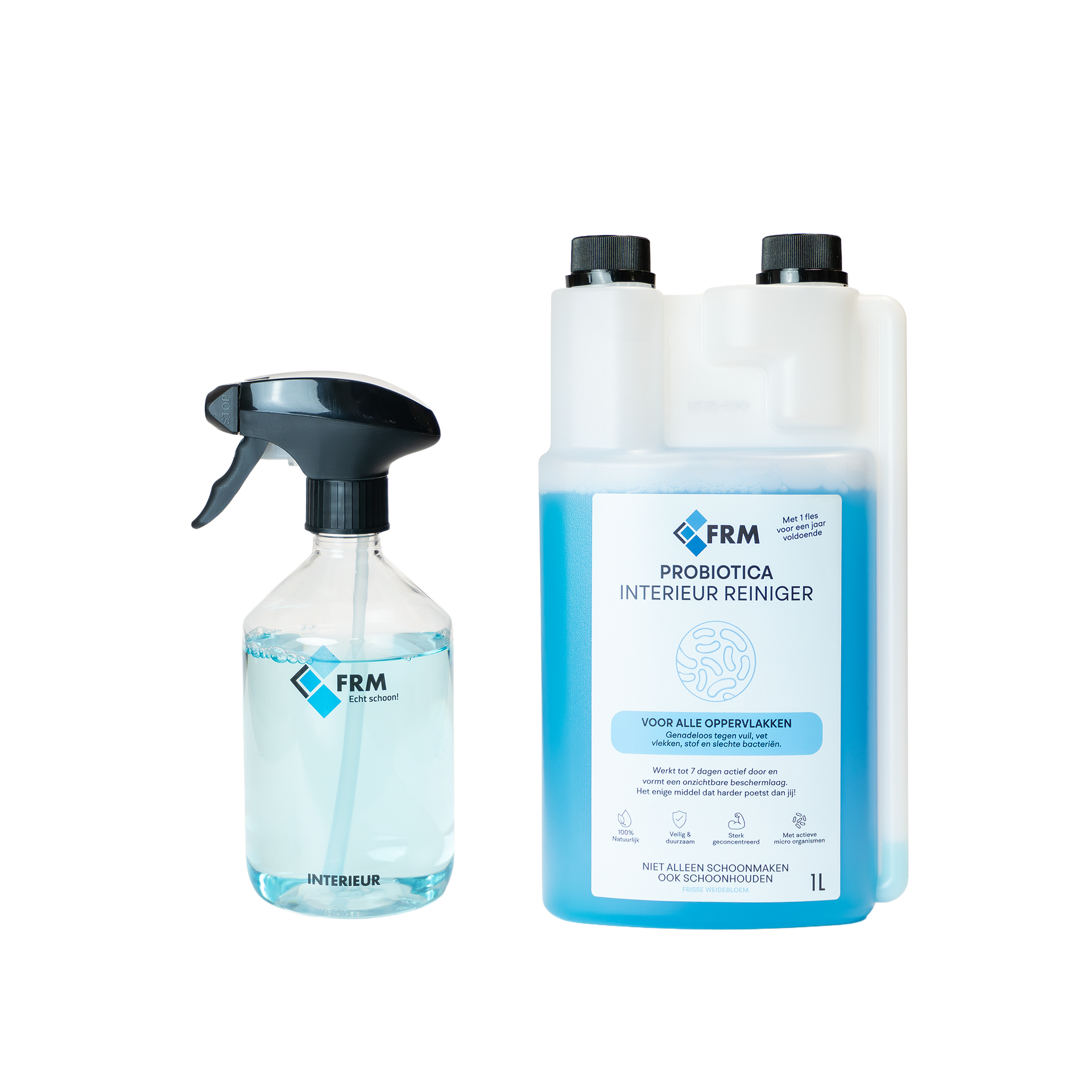 Een blauwe vloeistof in een doorzichtige spuitfles naast een witte jerrycan van 1 liter met FRM probiotische interieurreiniger.