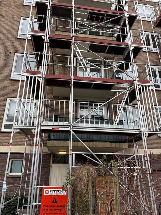 steigerverhuur met hekken voor verplichte veiligheid