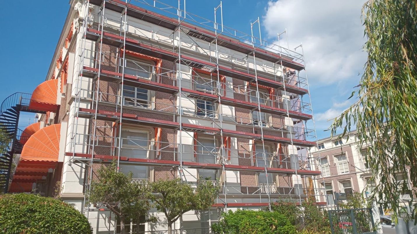 steigerverhuur Petersen steigers uitgehuurd aan klant volledig veilige steigerbouw project