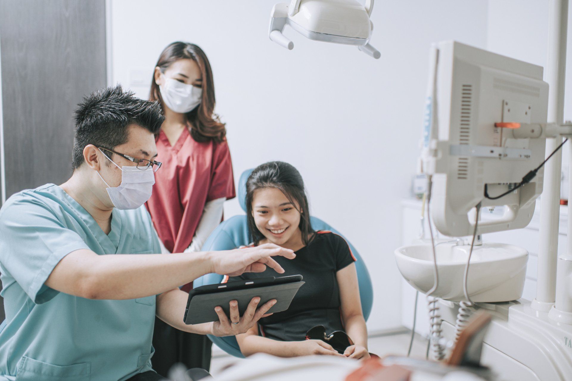 Dentist Explaining The Procedure - Appalachian Oral & Maxillofacial Surgery
