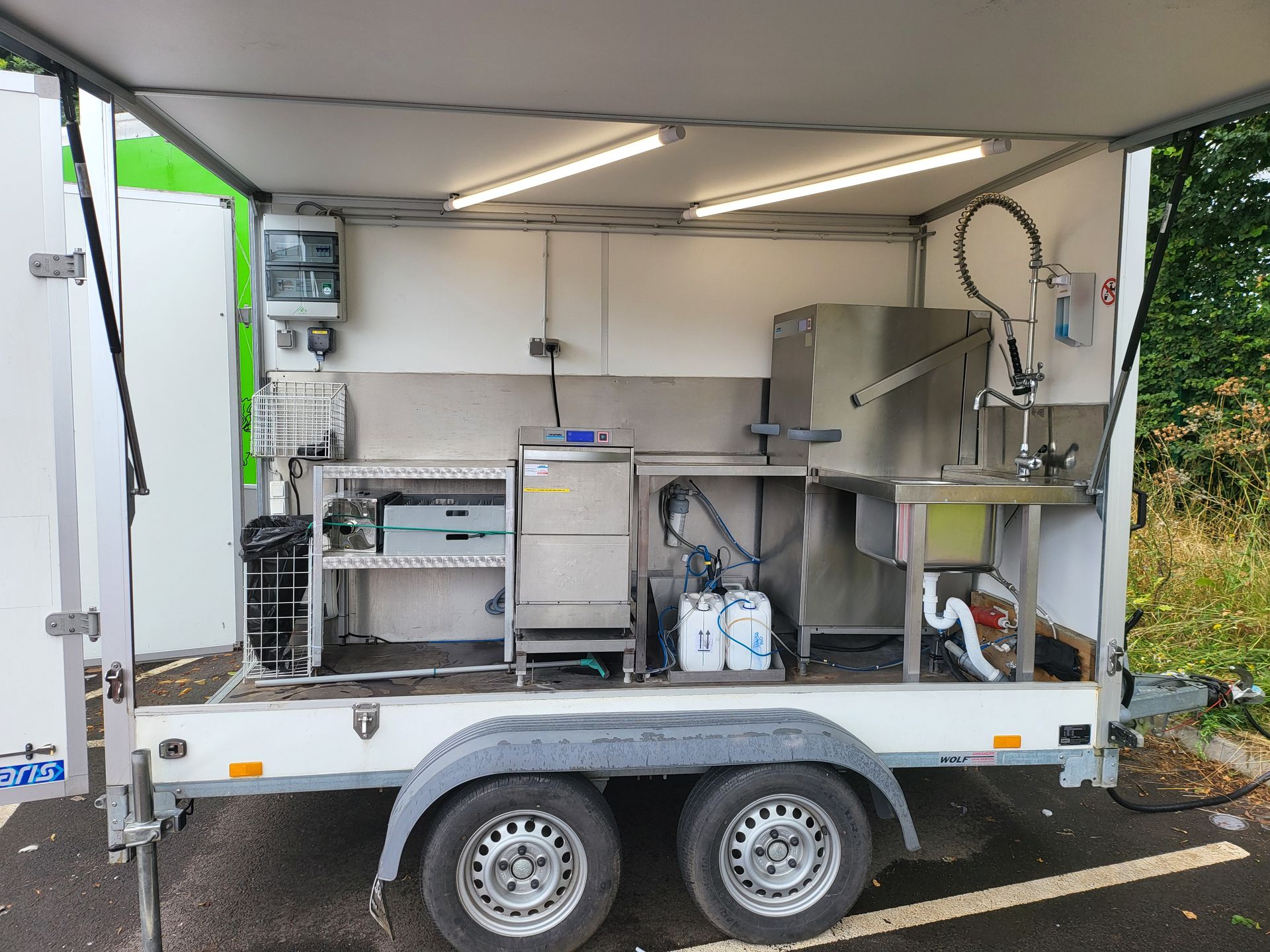 Dishwashing trailer with hatch up