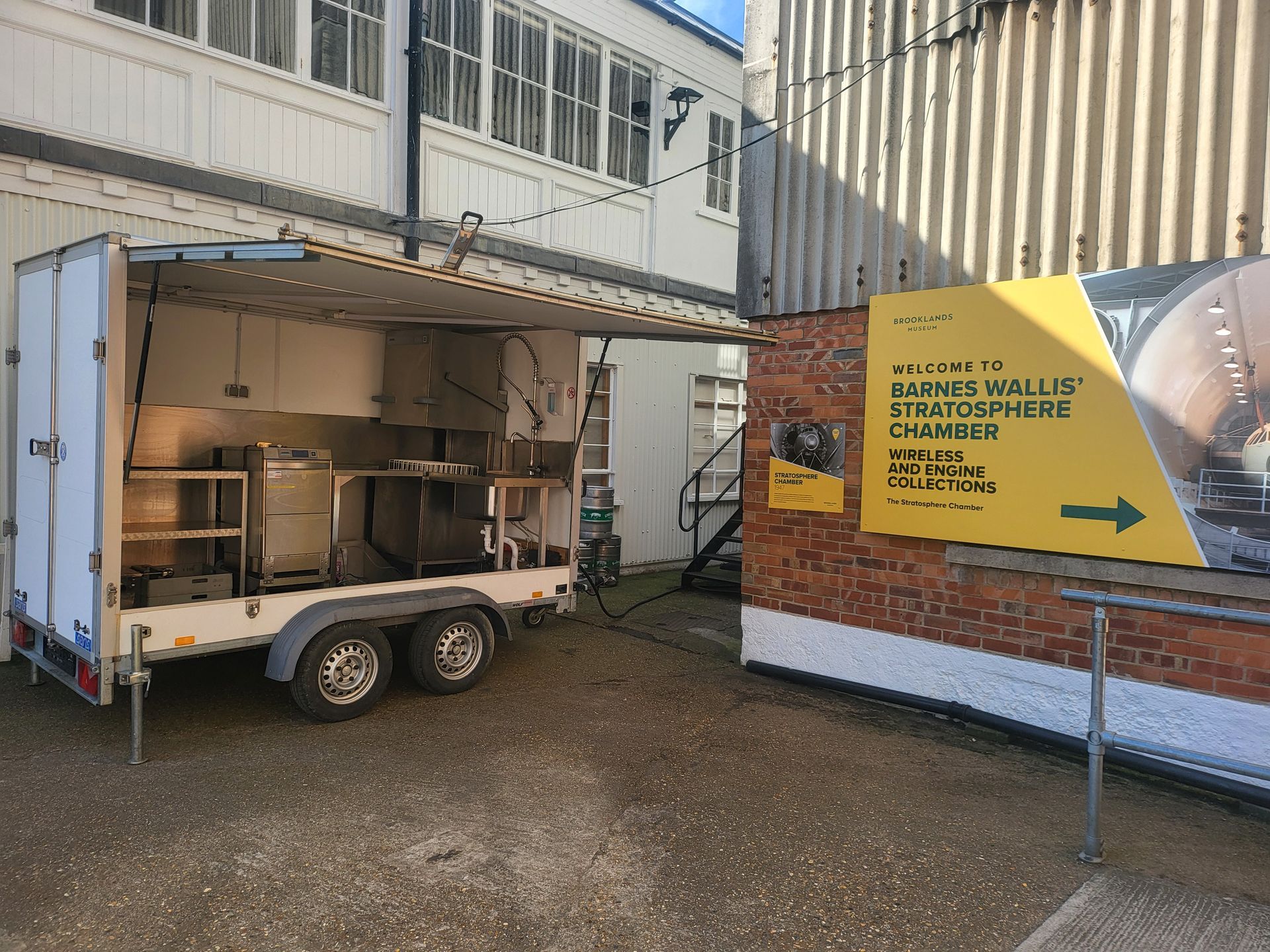 Mobile dishwashing trailer