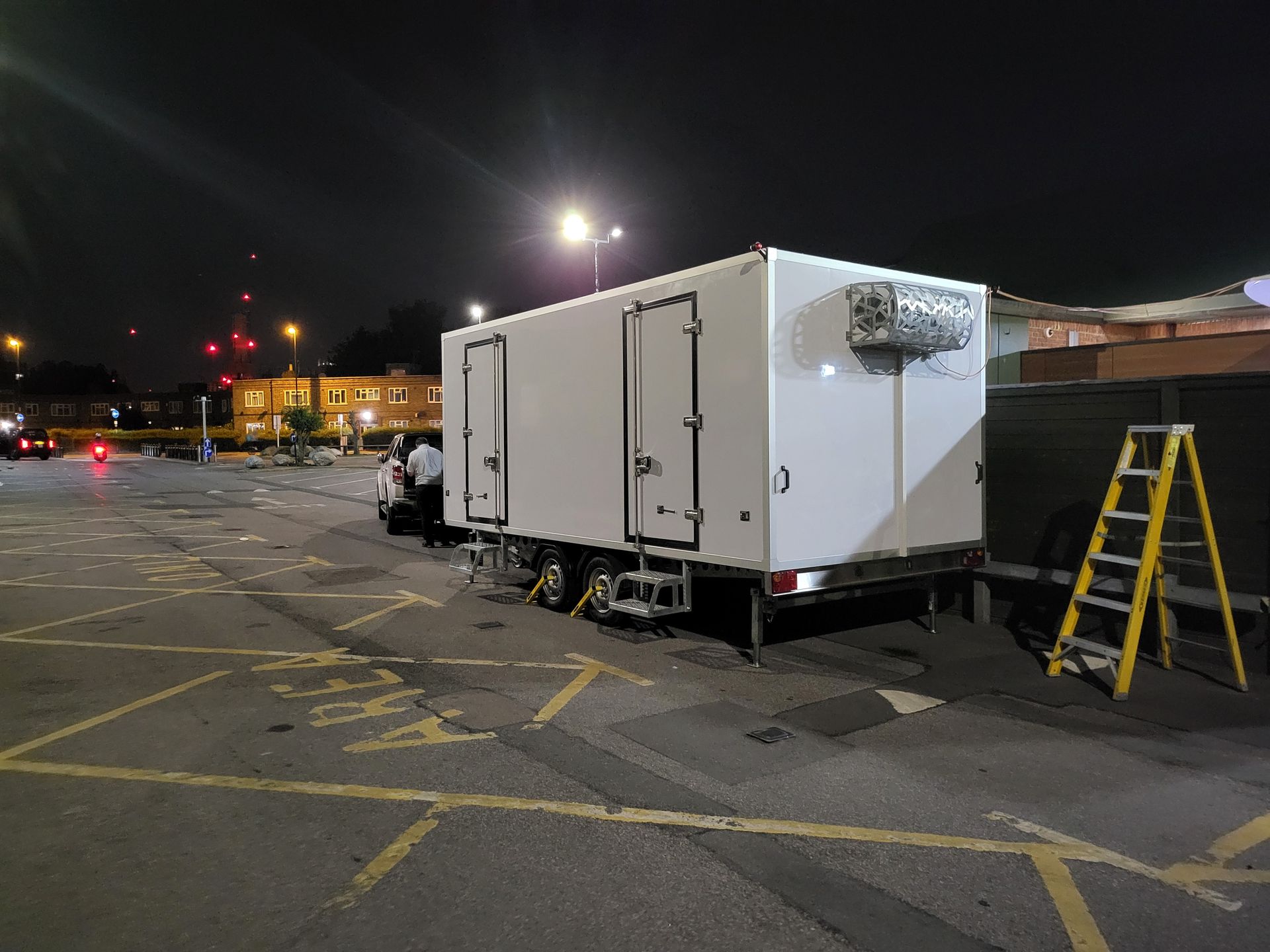 Split compartment fridge and freezer trailer