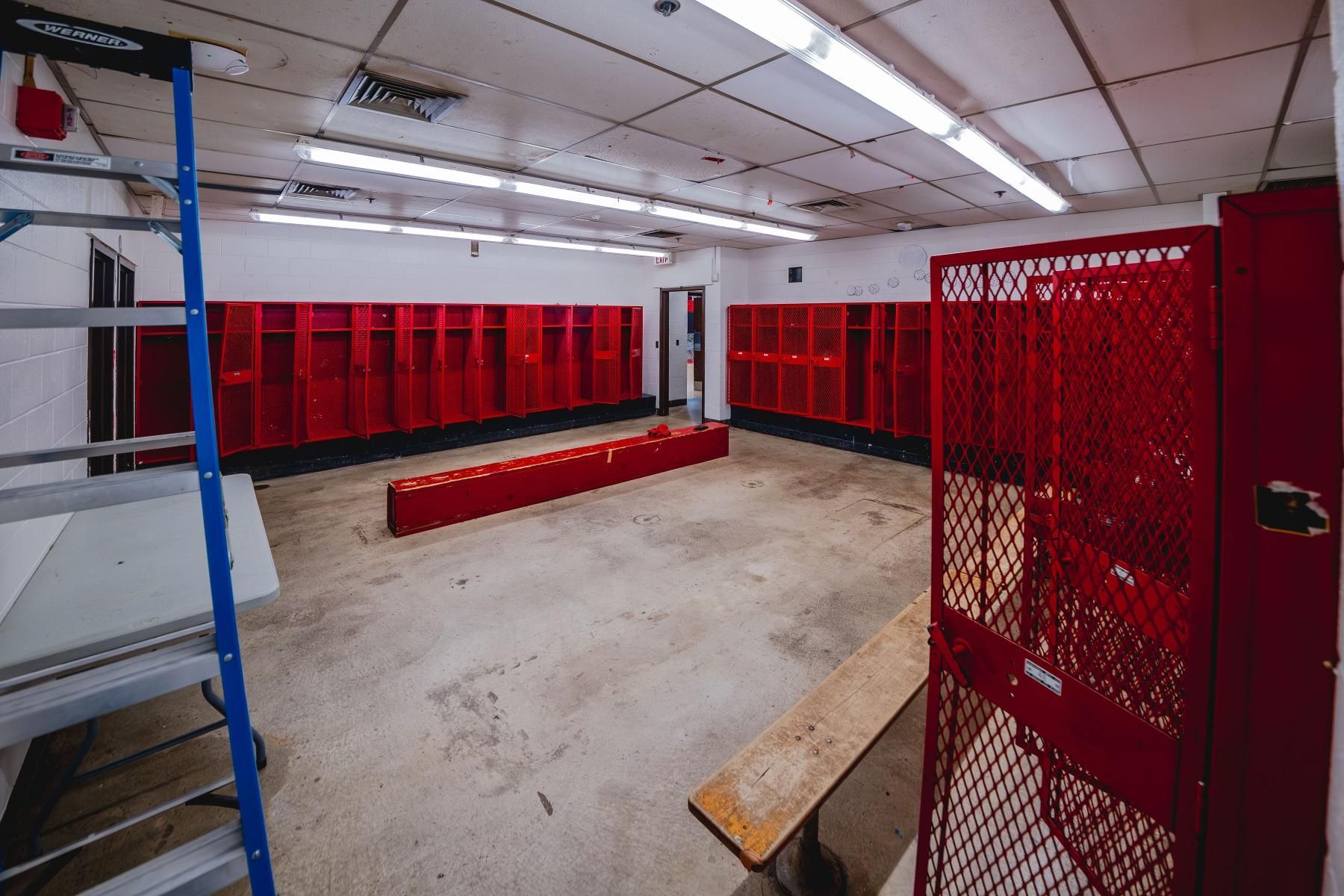 A large room with a lot of cabinets and sinks.
