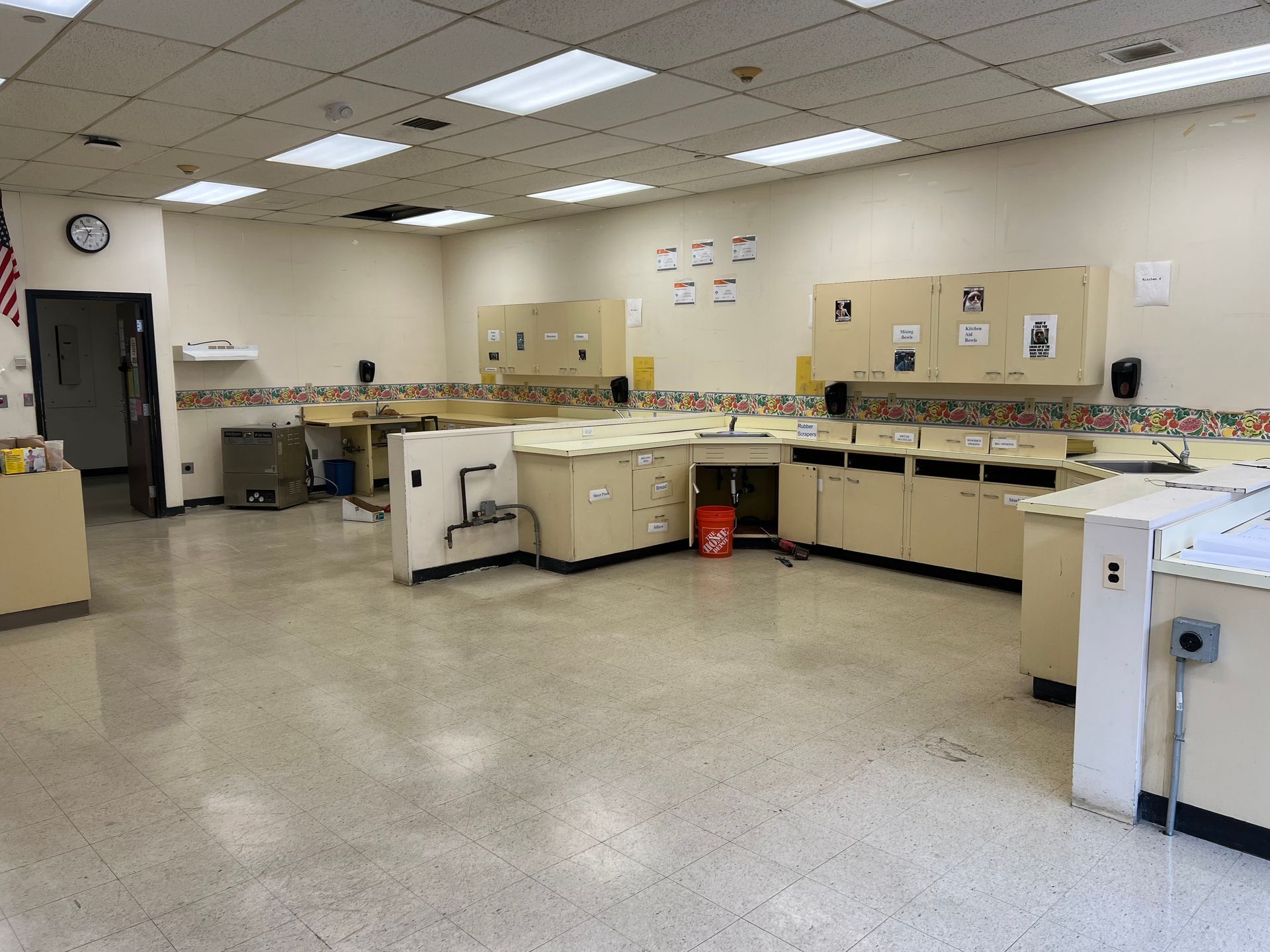 A large room with a lot of cabinets and sinks.