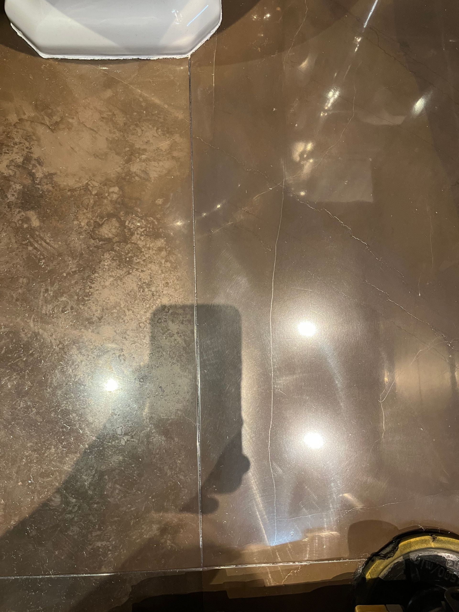 Superficie in marmo o pietra marrone con venature e graffi bianchi