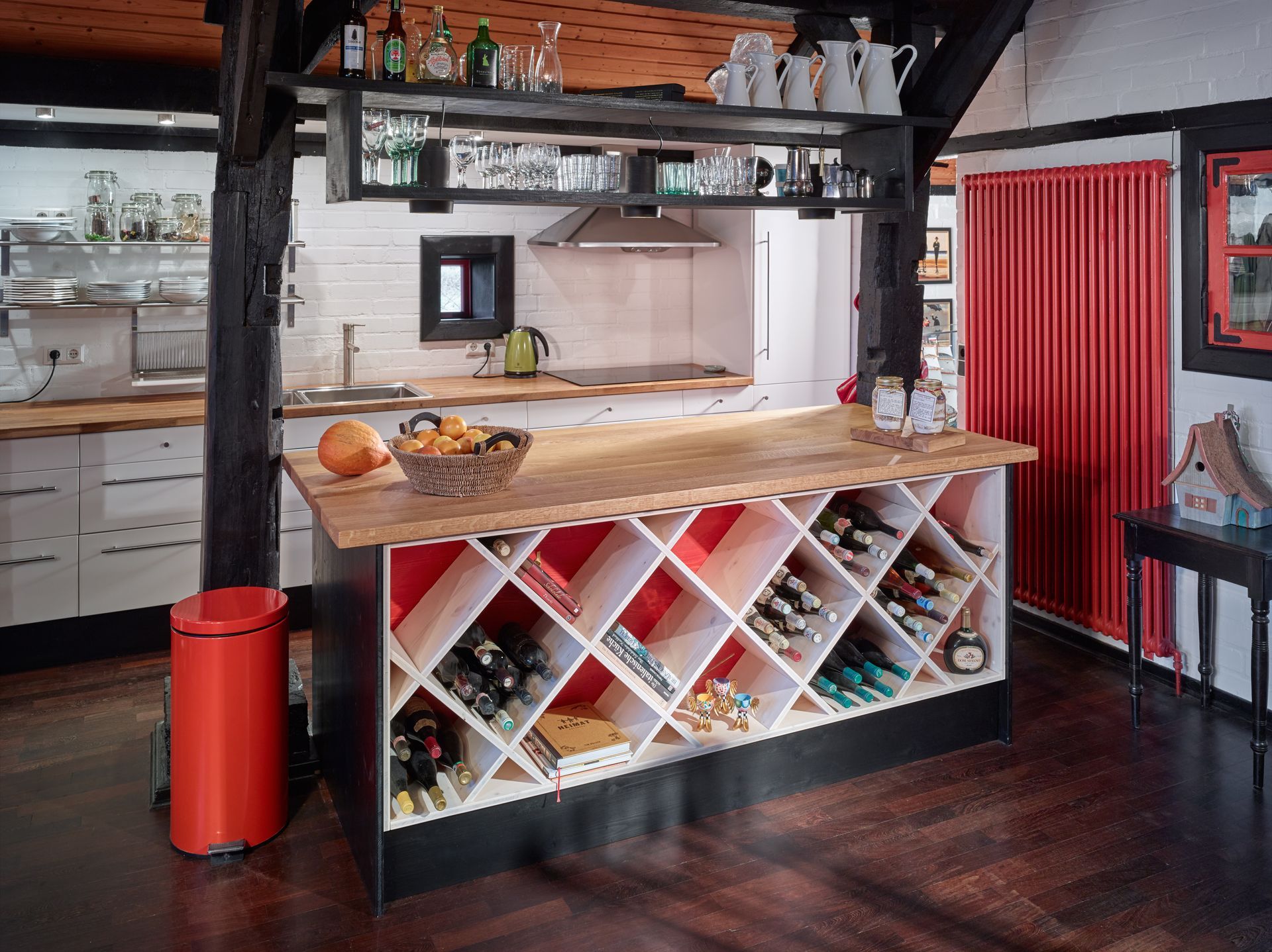 Rustikale Café-Theke mit Weinregal, Ablagen und rot verkleideter Wand mit Fensterläden