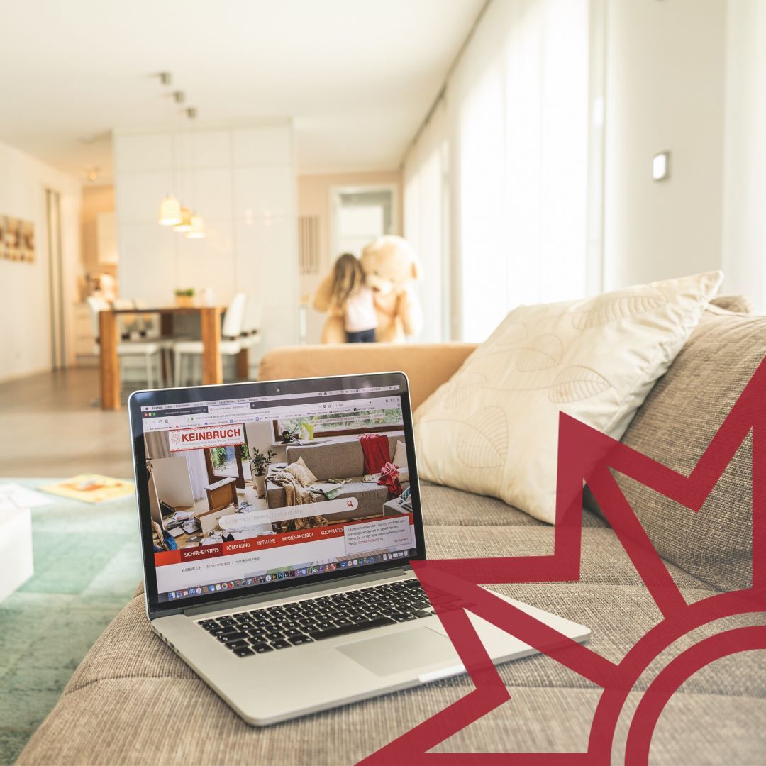 Laptop auf einem Sofa mit Webseitenansicht in einem hellen Wohnzimmer.