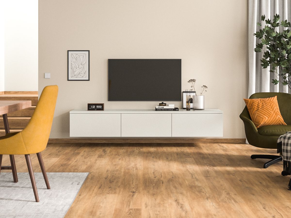 Modernes Wohnzimmer mit an der Wand montiertem Fernseher, weißer Konsole, senffarbenem Sessel und dunklem Sofa am Fenster.