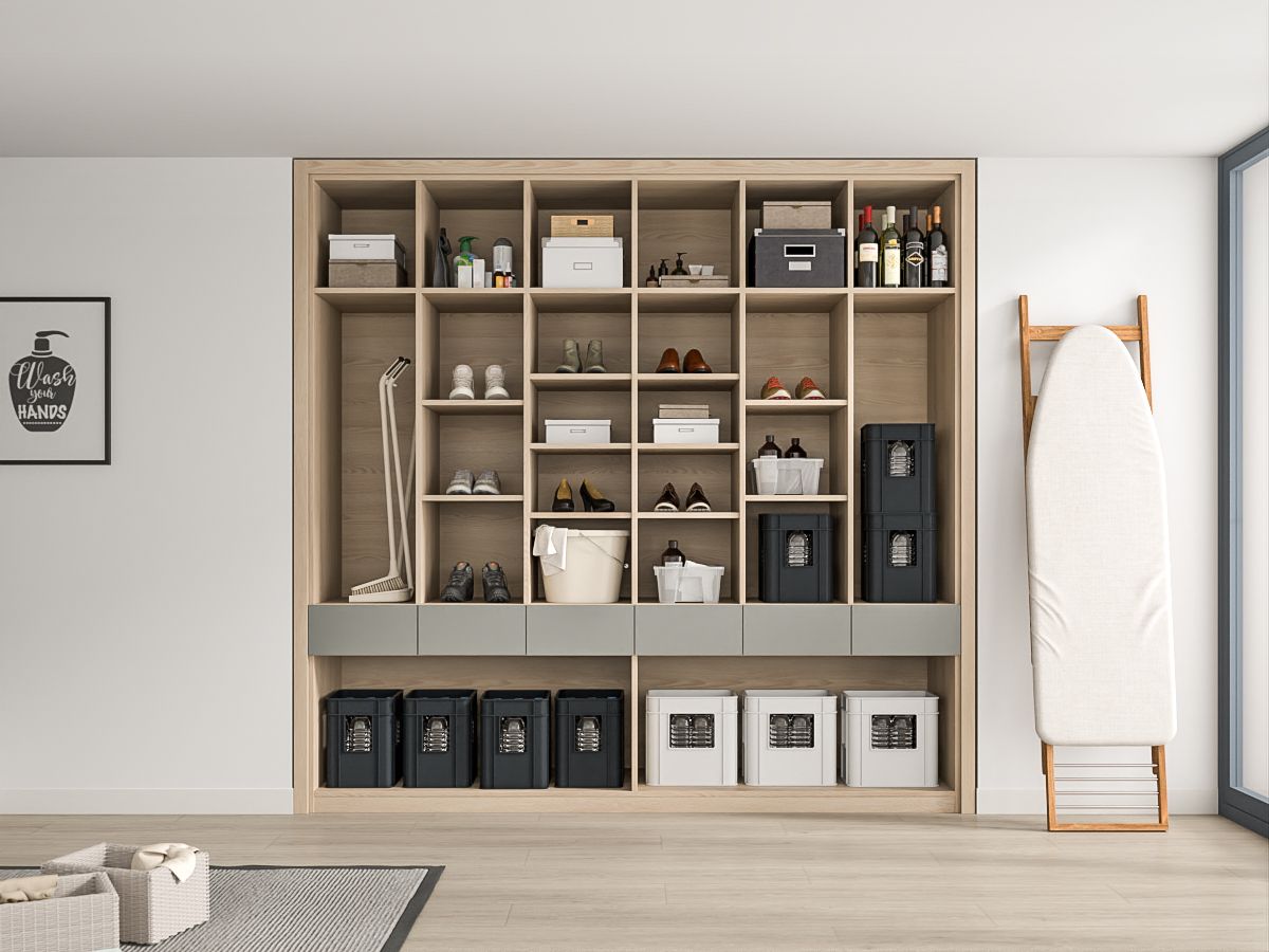Minimalistisches Wohnzimmer mit Wandregal, Aufbewahrungsboxen und einem Surfbrett auf einem Ständer