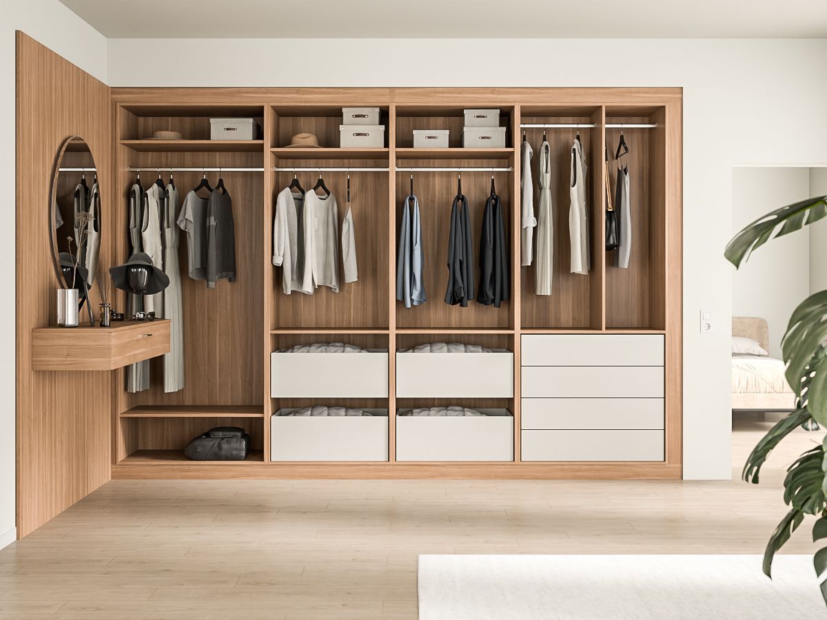 Begehbarer Einbauschrank aus Holz mit Kleiderstangen, Regalen, Schubladen und einem Schminkspiegel