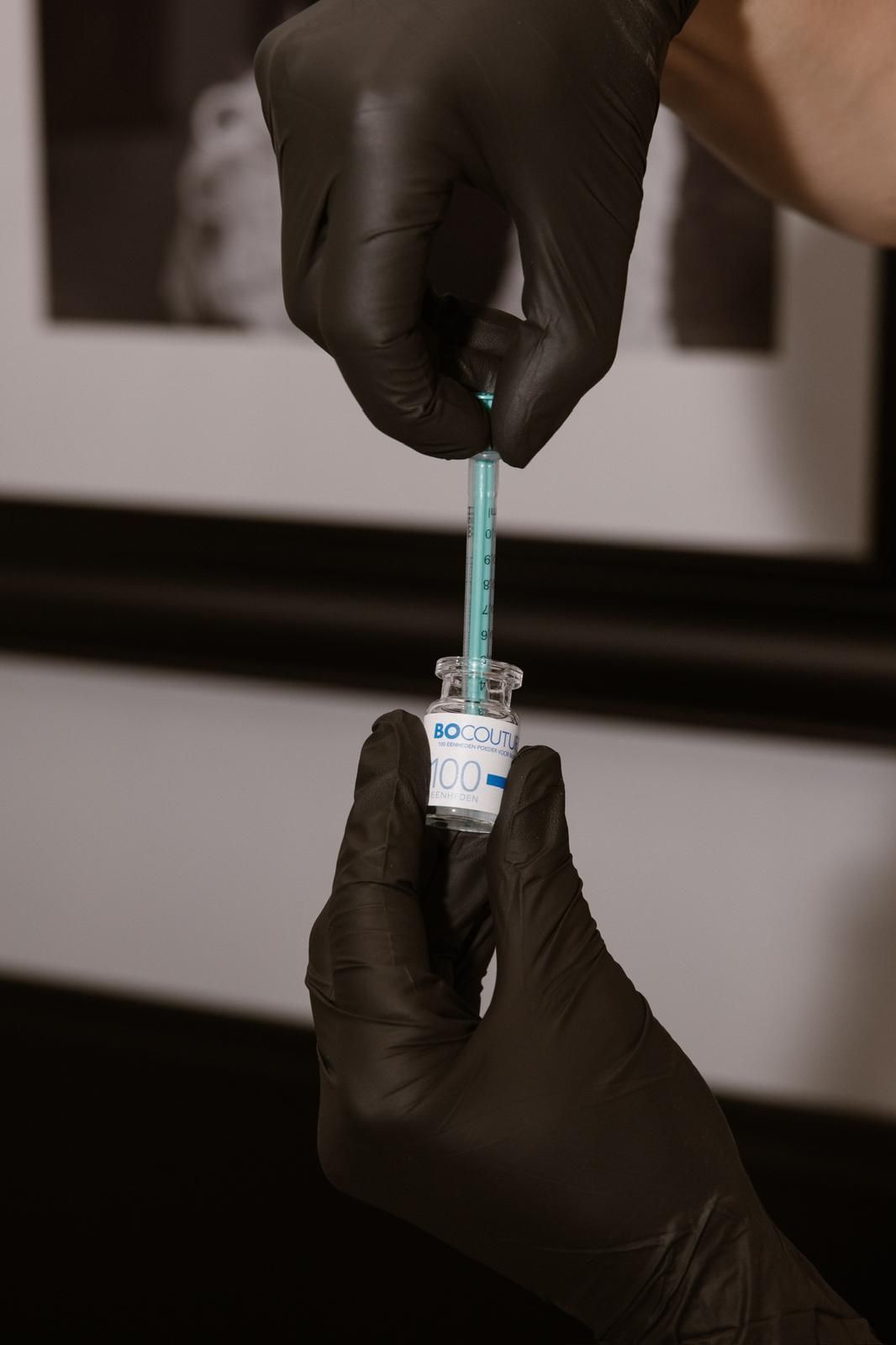 Arts die met een spuitje bocouture / botox optrekt