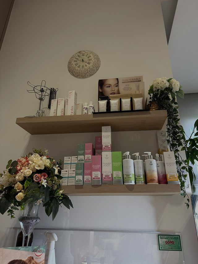 Interno elegante del centro con prodotti e atmosfera relax.