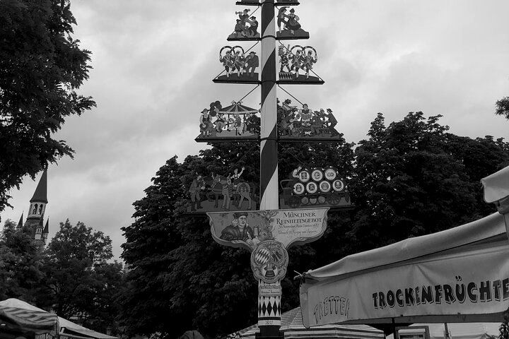 A black and white photo of a tree with a sign that says trockenfrüchte