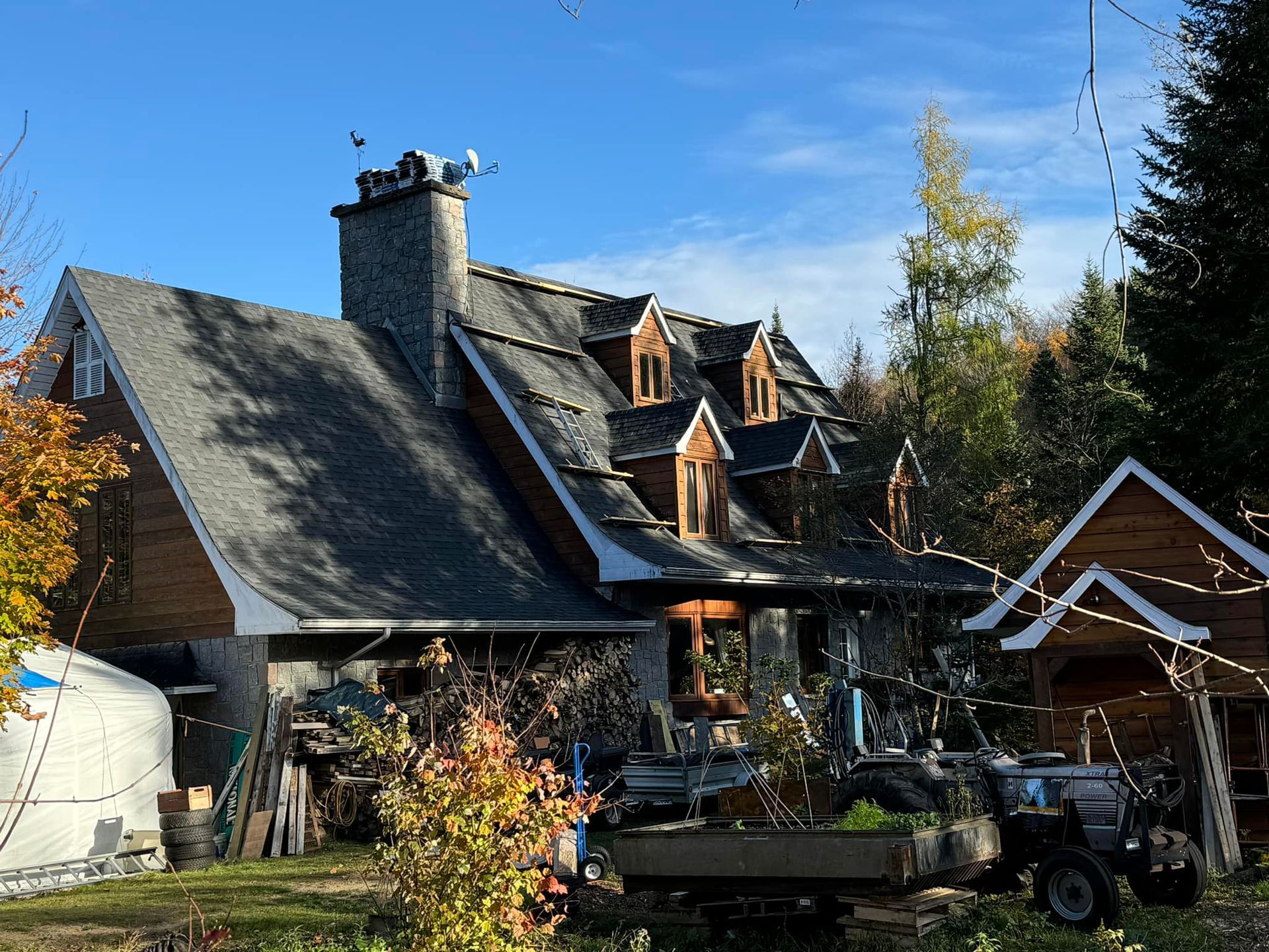 Une grande maison avec un tracteur garé devant