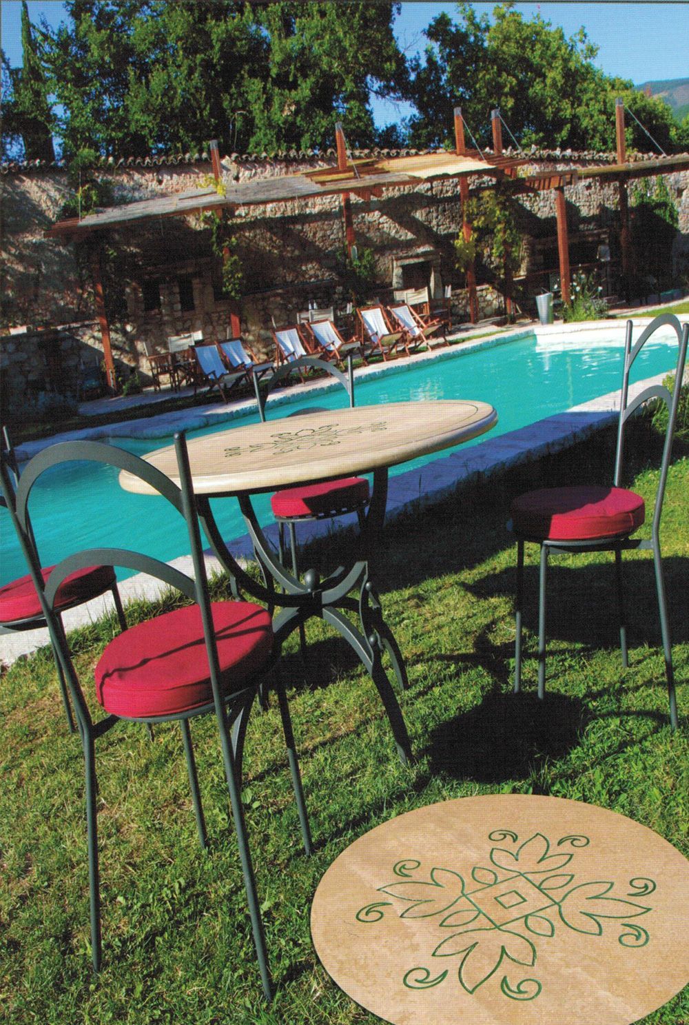 Un tavolo e delle sedie davanti alla piscina