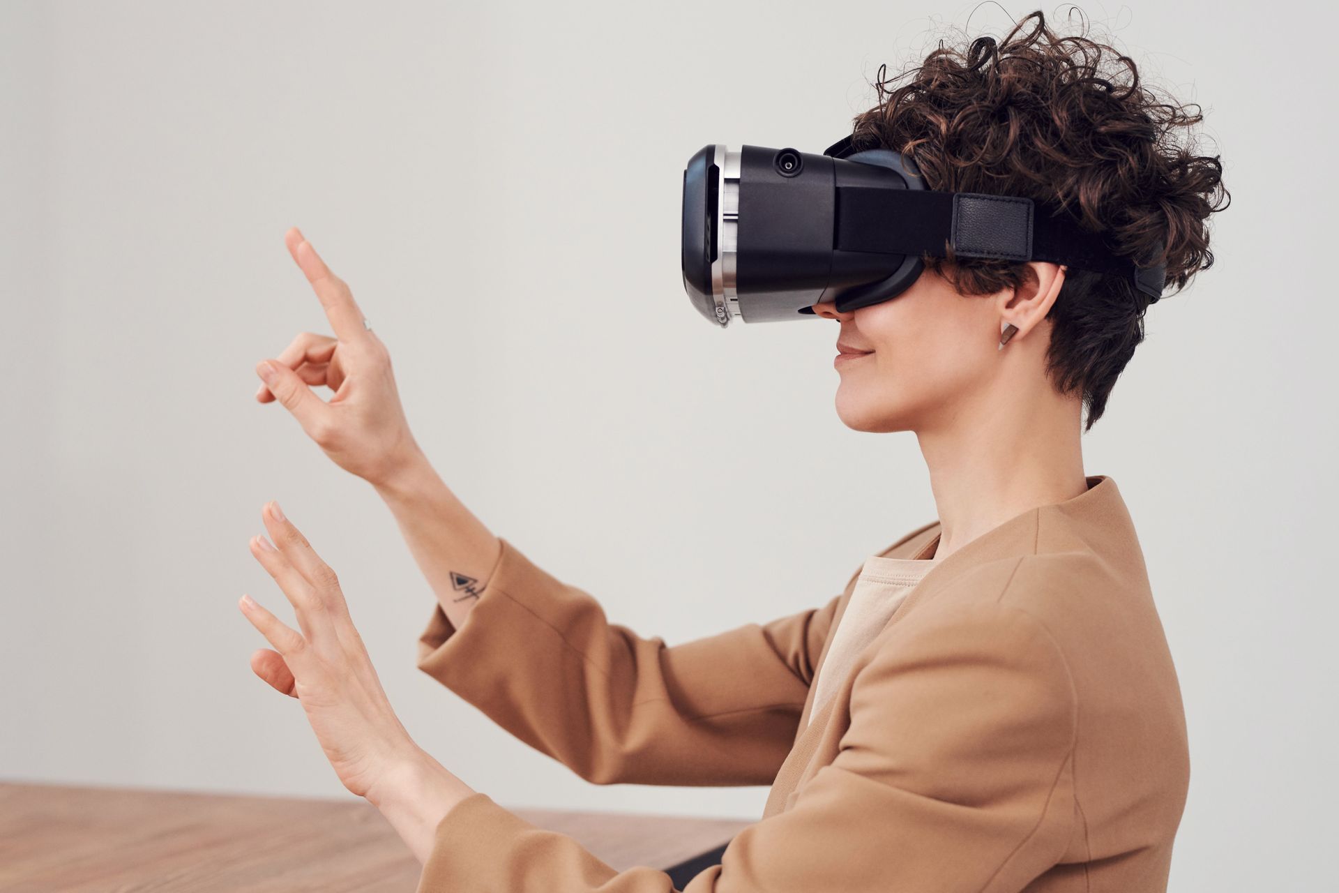 augmented reality, virtual reality, AR VR in retail, virtual try-on, interactive shopping experience, tech innovation