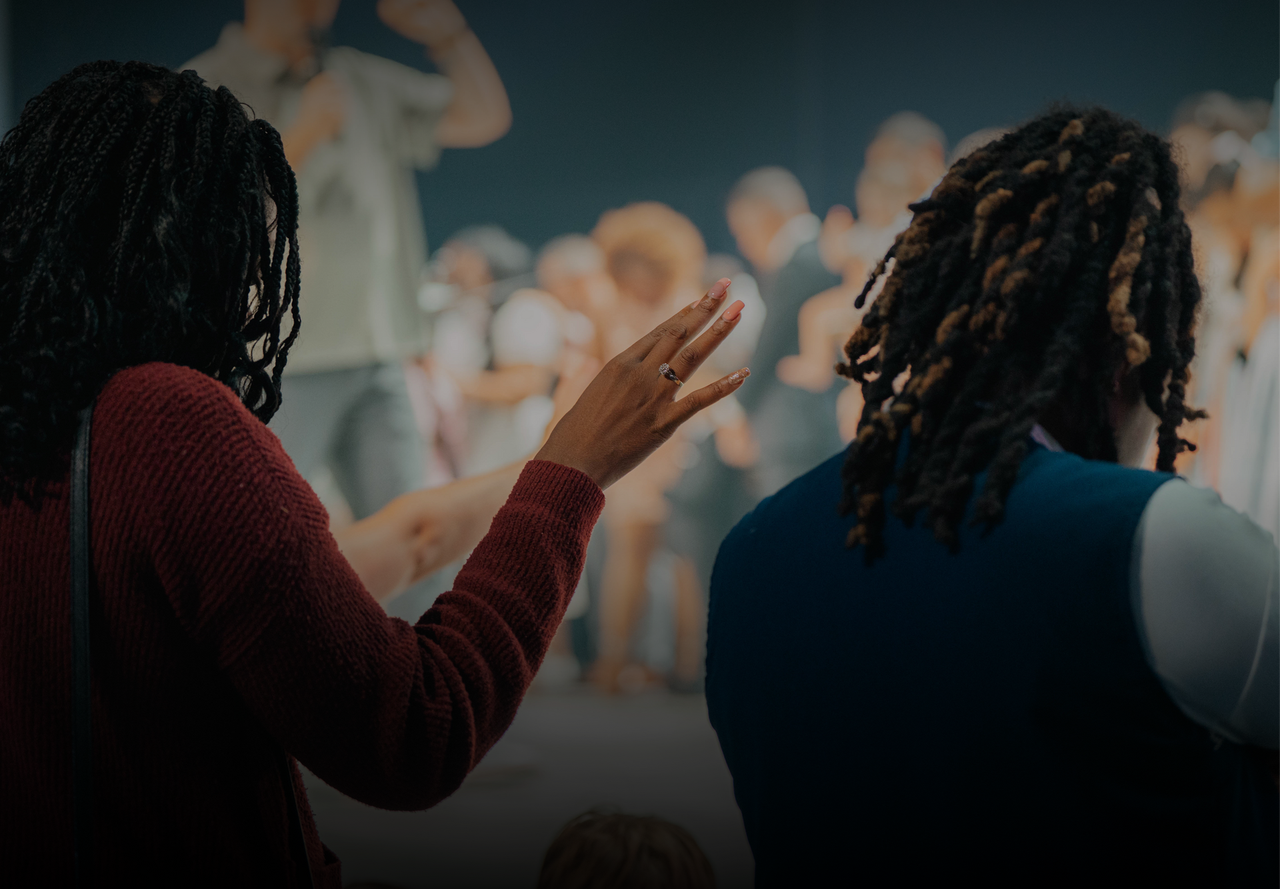 Personas adorando con las manos levantadas durante un servicio religioso en la Iglesia Faith