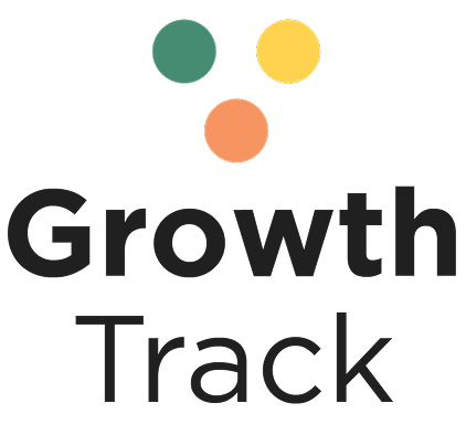 Logotipo de Growth Track con tres círculos de colores encima del texto
