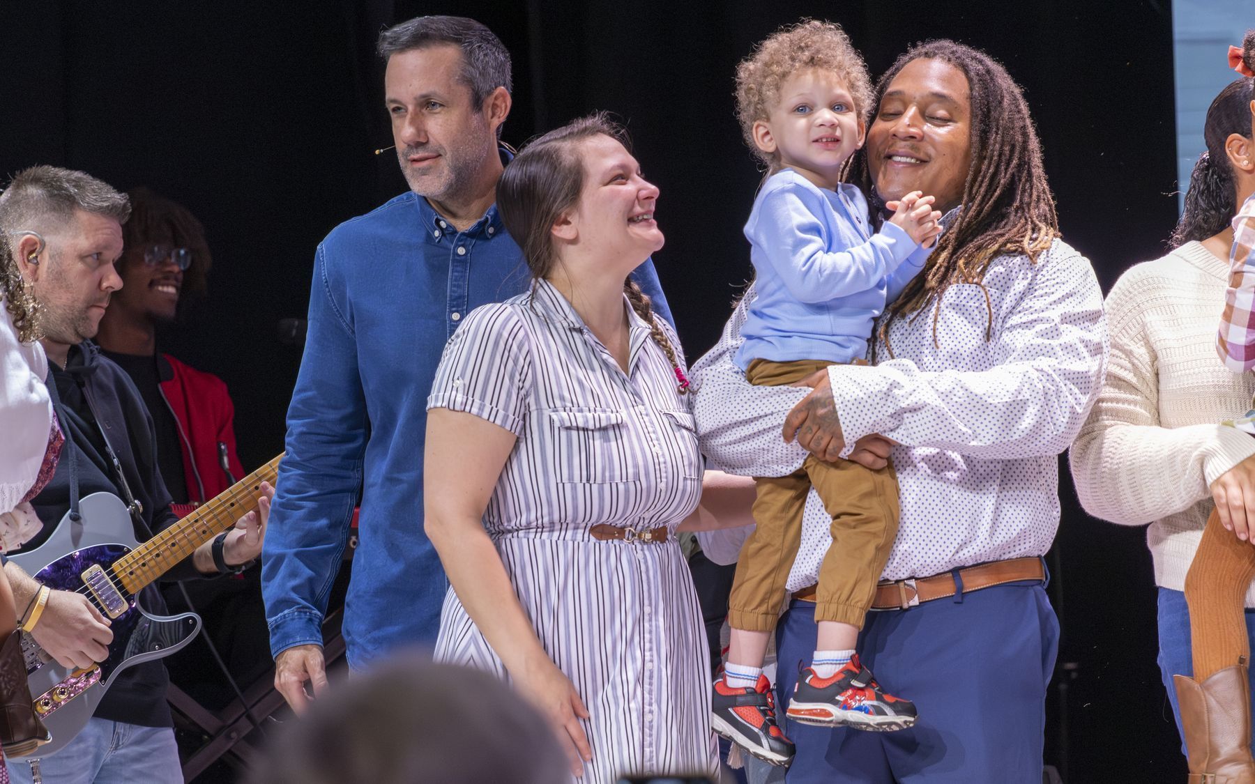 Una familia de la Iglesia Faith celebra la dedicación de su hijo
