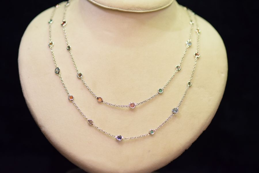 Collana con piccoli diamanti colorati