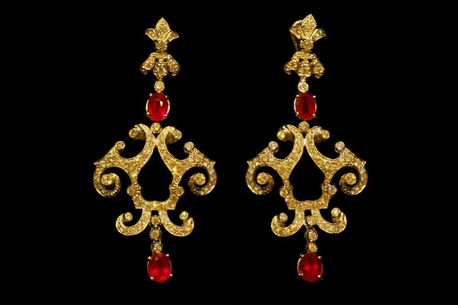 Orecchini con pietre rosse