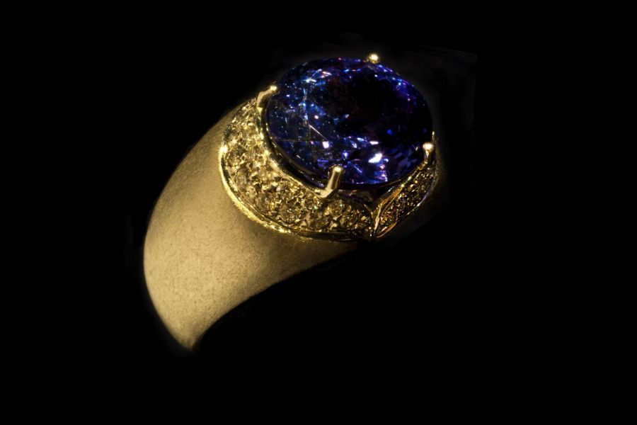 Anello con diamante blu