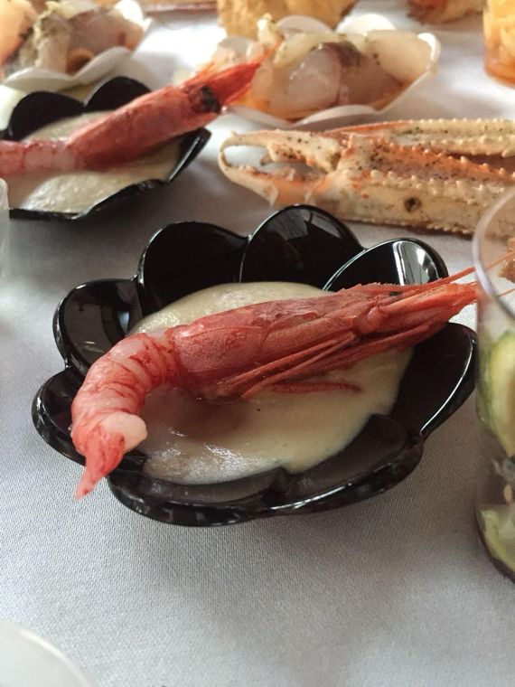 Buffet con cocktail di pesce, antipasti e dessert; all'aperto nelle giornate di sole.