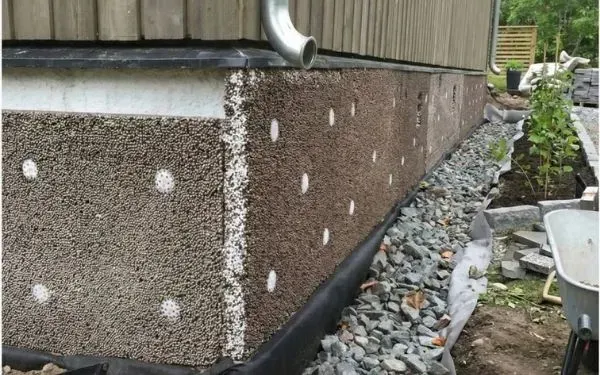 Dreneringsløsning langs grunnmuren på et hus