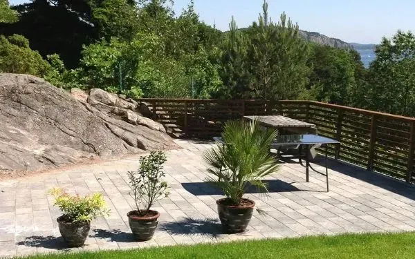Uteplass i stein med rekkverk og utsikt