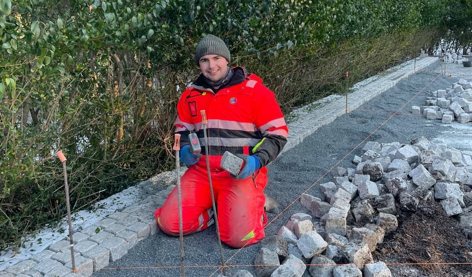 Anleggsgartner legger stein i innkjørsel i Kristiansand