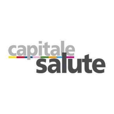 Logo con la scritta “capitale salute” in grigio e blu scuro, accentuata da sottili linee gialle, rosse e blu.