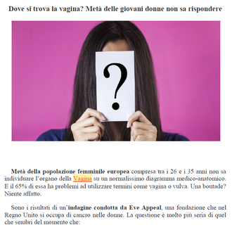 Donna con cartello bianco con punto interrogativo davanti al viso, su sfondo rosa.
