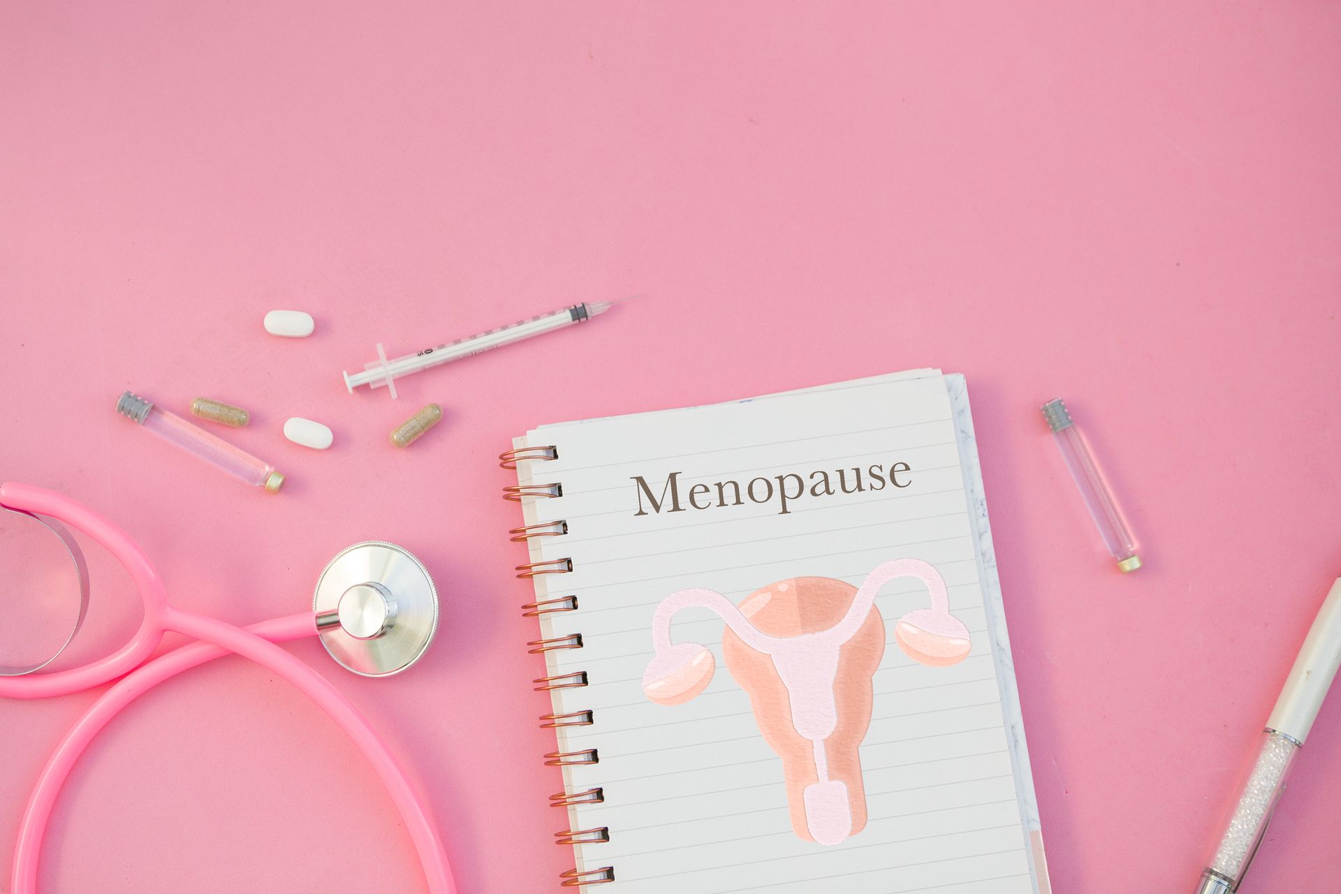 Foto medica in rosa con stetoscopio e quaderno etichettato