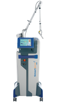Apparecchio per terapia medica blu e grigio con touchscreen e braccio di supporto per la posizione sopraelevata.