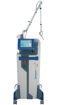 Dispositivo laser medicale blu e grigio con touchscreen e braccio articolato su supporto con ruote.