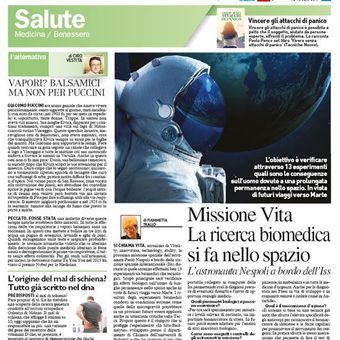 Pagina dedicata alla salute di un quotidiano italiano con una grande illustrazione di un astronauta e un titolo sulla vita/ricerca biomedica nello spazio.