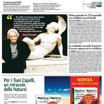 Pagina di giornale con una grande foto di un uomo accanto a una scultura bianca e diversi titoli e annunci pubblicitari in italiano.
