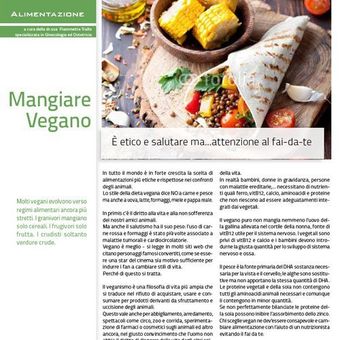 Copertina di una rivista sul cibo vegano con un wrap e del mais su un piatto, testo del titolo verde