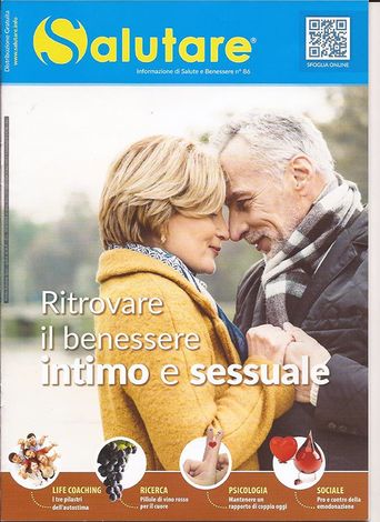 Copertina della rivista Salutare con una coppia sorridente che si abbraccia su una spiaggia, intestazione blu e testo in italiano su intimità e benessere.