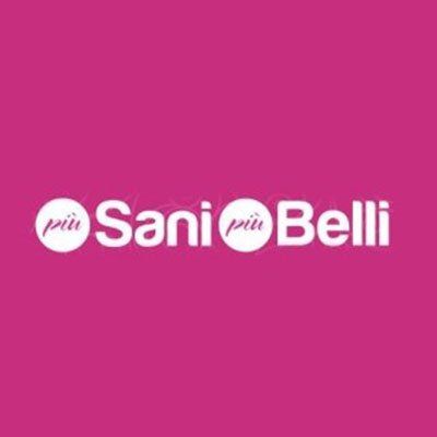 Logo bianco “Sani Belli” con piccoli cerchi “più” su sfondo rosa