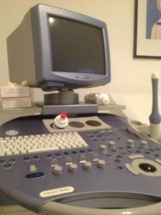 Postazione di lavoro accessibile con monitor CRT, tastiera e pannello di controllo adattivo su una scrivania