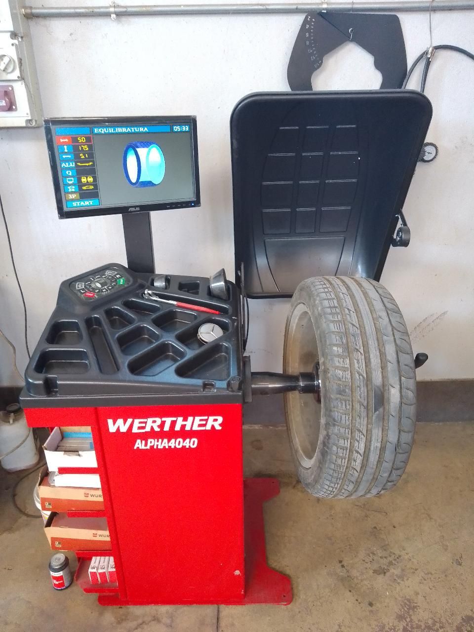 postazione per il montaggio gomme auto