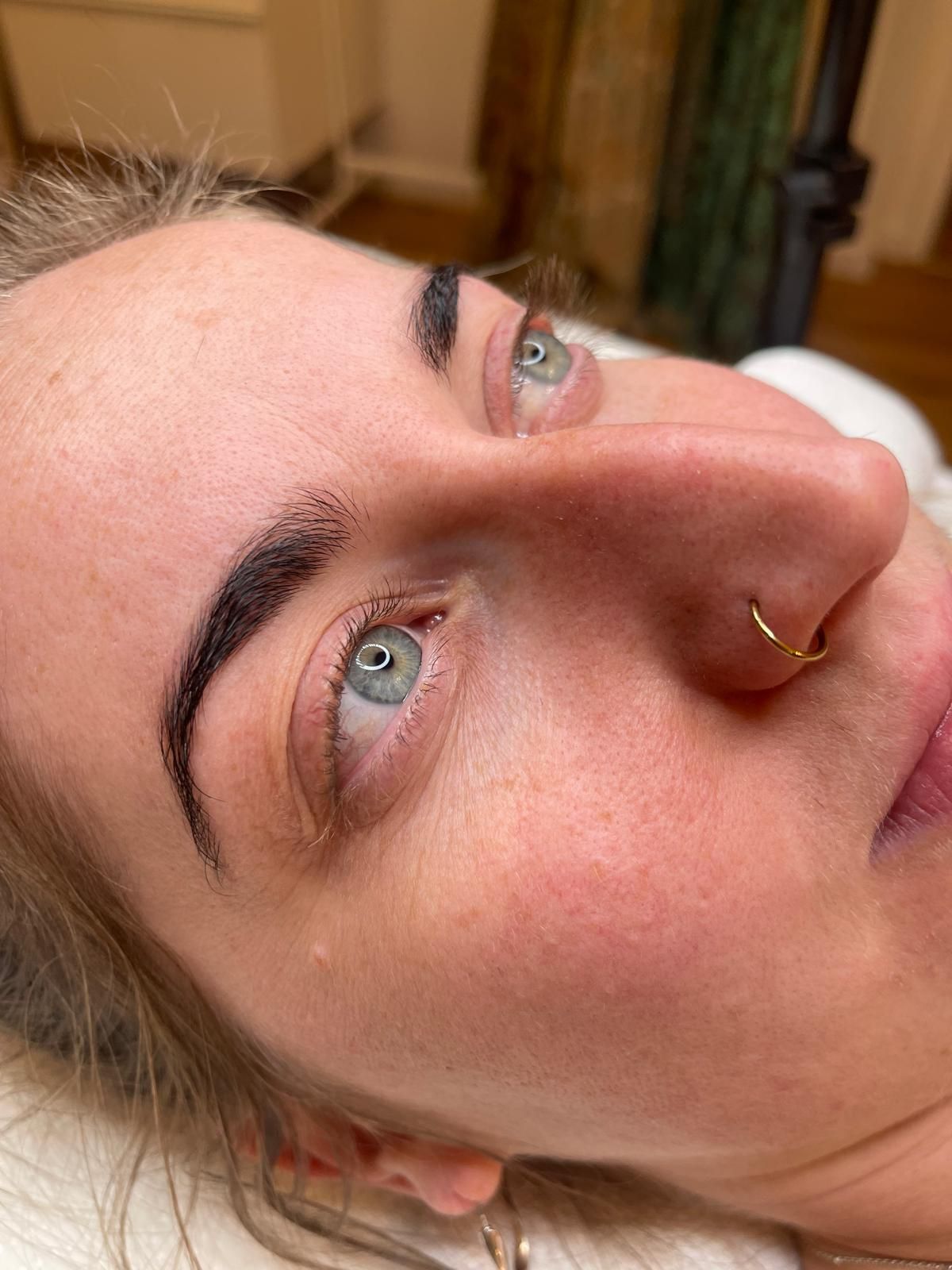 Nahaufnahme einer liegenden Person mit blauen Augen