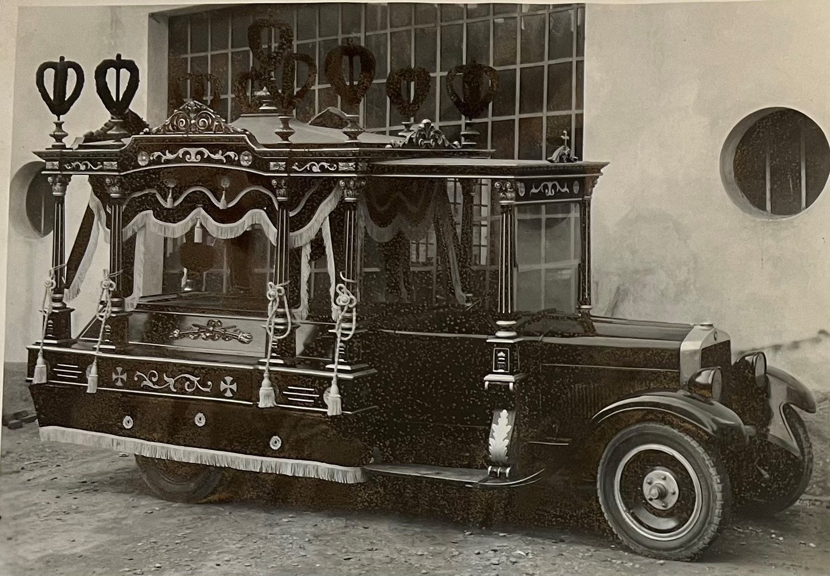 Una foto in bianco e nero di un vecchio carro funebre