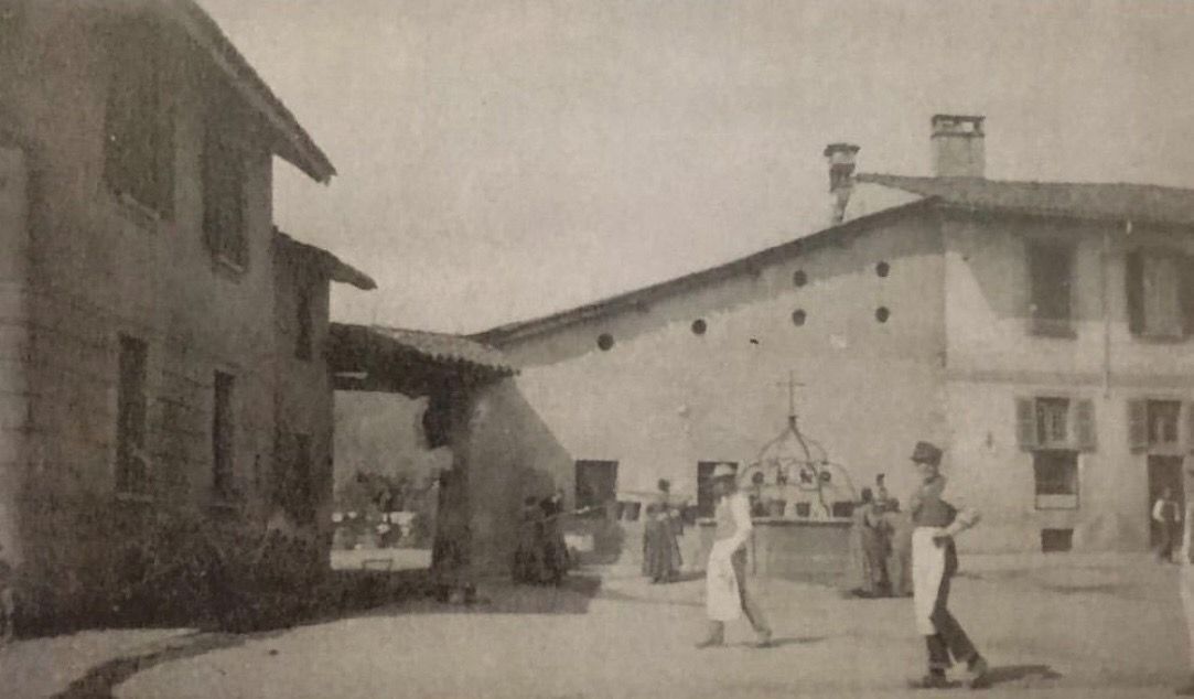 Una foto in bianco e nero di un gruppo di persone in piedi davanti a un edificio.