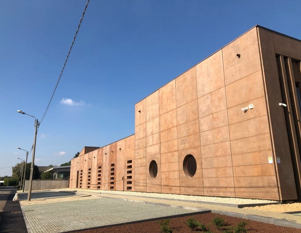 Un grande edificio marrone con un cielo azzurro sullo sfondo